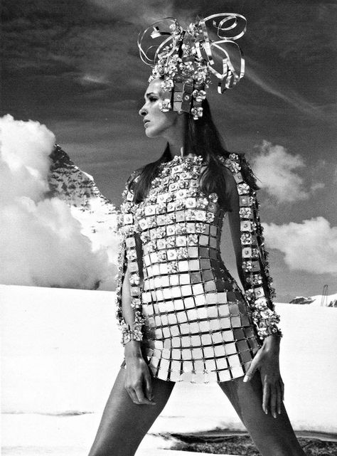 Mode Disco, Space Age Fashion, Style Année 60, Cristobal Balenciaga, Dangerous Liaisons, Metal Dress, Space Fashion, Sci Fi Fashion, Chainmail Dress