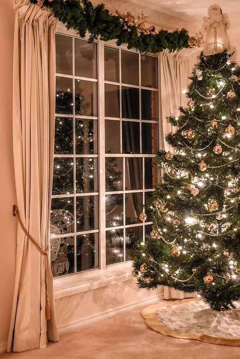 How to Hang Garland, hanging hack - Greenery Curtain Stairs Door, Christmas Rolls, Garland Hanger, Light Hanger, Holiday Hack, Custom Chandelier, Green Garland, Hanging Christmas Tree, Christmas Mantel Decorations