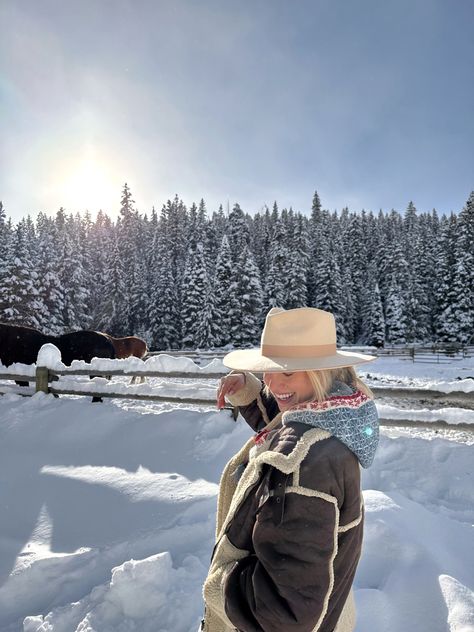 Cowgirl Christmas Outfit, Mom Jeans Outfits Winter, Cozy Outfit Ideas Winter, Winter Mom Outfits, Jackson Hole Wyoming Winter, Cozy Outfit Aesthetic, Jeans Outfits Winter, Europe Winter Fashion, Mom Jeans Outfits