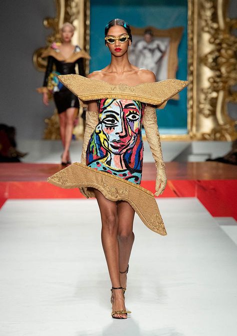 Moschino Spring Summer 2020 Collection: Revisiting Picasso Cubism Fashion, Runway Fashion Dresses, Runway Fashion 2020, Pop Art Fashion, 90s Runway Fashion, Conceptual Fashion, 2020 Fashion, Couture Runway, Fashion Videos