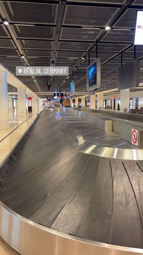 Airport Vibes, Klub Malam, Frankfurt Airport, Travel Photoshoot, Airport Pictures, Airport Aesthetic, Travel Picture Ideas, Airport Photos, Travel Pictures Poses