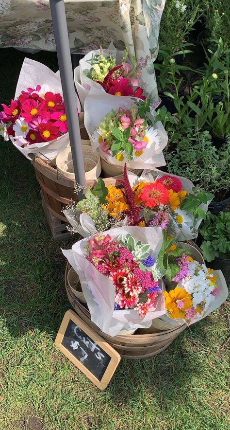 Farmers Market Flower Display Ideas, Farmers Market Ideas To Sell, Flower Stall Aesthetic, Farm Stand Flowers, Flowers To Sell At Farmers Market, Farmers Market Flowers Bouquets, Glacier Lily, Flowers At Farmers Market, Farm Market Ideas