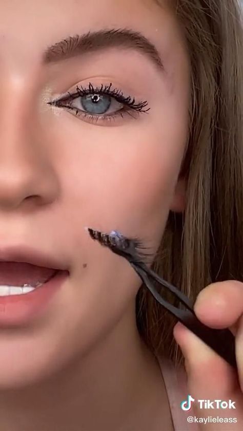 There is a new way to get pretty lashes for only a fraction of the time and cost and without the mess. Introducing: the Glow magnetic eyeliner and eyelashes system... Rode Trips, Tiktok Makeup Videos, Makeup Story Time, Story Time Videos, Eyeliner And Eyelashes, Eye Makeup Hacks, Makeup Stories, Lash Kit, Real Cat