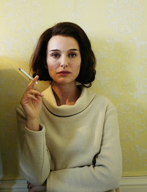 New still of Natalie Portman in Jackie (2016) dir. Pablo Larraín. Jackie Film, Jackie 2016, Natalie Portman Movies, Peter Sarsgaard, Greta Gerwig, Robert Doisneau, I Love Cinema, Female Actresses, Movie Costumes