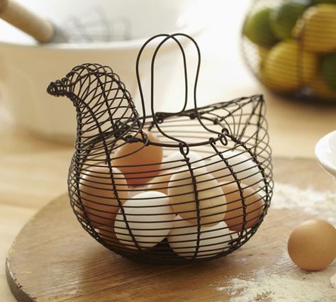 Kitchen Retro: Discover 5 Vintage Inspired Kitchen Baskets to Decorate your Kitchen Wire Egg Basket, Vintage Inspired Kitchen, Chicken Kitchen, Rustic Baskets, Creative Wreaths, Kitchen Basket Storage, Kitchen Baskets, Wooden Basket, Rustic Centerpieces