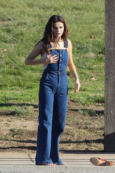 Cute Dungaree Outfits, Denim Dungarees Outfit, Dungaree Outfits, Selena Gomez Jeans, Dungarees Outfit, Cute Dungarees, Feminine Fits, Celebrity Jeans, Dungaree Outfit