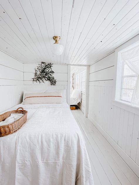 Do you want to cover outdated popcorn ceilings and do you love the look of shiplap? Use this tutorial to create a beautiful shiplap ceiling. Tiny Home Shed, Simplify Your Home, Shed Cabin, Shiplap Ceiling, Building A Cabin, Off Grid Cabin, Building A Tiny House, How To Declutter, Small Bedroom Designs