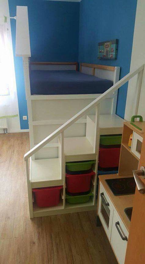 Idee trapje voor bij hoogslaper Stairs And Storage, Kura Bed Hack, Bunk Bed With Stairs, Trofast Ikea, Bed With Stairs, Ikea Kura Bed, Murphy Bed Ikea, Kura Bed, Ikea Kura