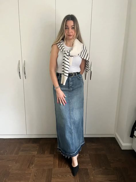 Denim Maxi Skirt: 10 Effortlessly Chic Ways to Style Long Denim Skirt Outfits, Skirt Outfits For Women, Denim Maxi Skirt Outfit, Jean Maxi Skirt, Long Denim Skirt Outfit, Running Errands Outfit, Fashion Dresses For Women, Smart Casual Wardrobe, Errands Outfit