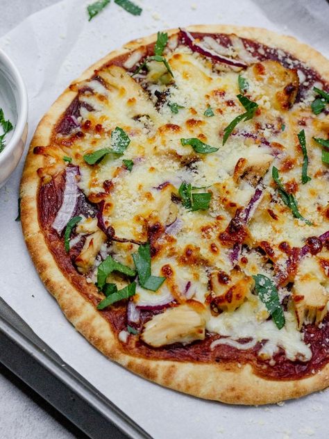 Healthy Macros, Bbq Chicken Pizza Recipe, Bread Crust, Chicken Pizza Recipes, Bbq Chicken Breast, Chicken Flatbread, Chicken Protein, Tangy Bbq Sauce, Pre Cooked Chicken