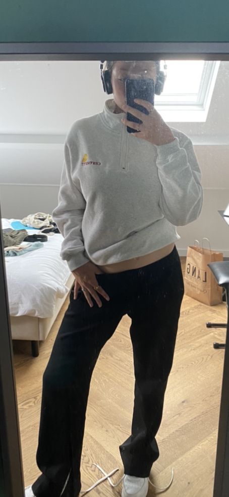 Carhartt, Zara, sweater, fashion, spring, winter, hoodie, crewneck, pantalon, low waist, stockholm, copenhagen, amsterdam, style, stussy, streetwear Carhartt Sweater Outfit, Carhartt Hoodie Outfit, Carhartt Pullover, Carhartt Sweater, Dark Blue Pants, Zara Sweatshirt, Carhartt Hoodie, Carhartt Women, Sweater Outfit