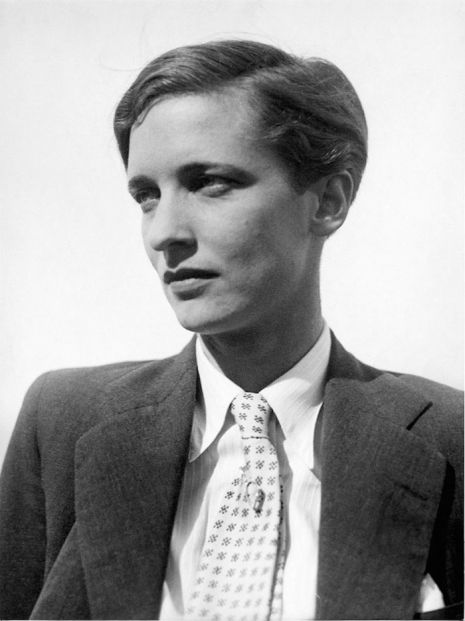 The photography of Marianne Breslauer is striking for both its intimacy and its subjects—women, usually of the sleek, chic and gender-bending variety, posed to optimum androgynous elegance. A bohemian Berliner by birth, Breslauer studied under Man Ray for a time in Paris and achieved some commercial success before returning home to an increasingly volatile Germany. As a Jewish artist working in an obviously queer milieu, Breslauer eventually fled to Switzerland and retired from photography... Butch Fashion, Androgynous Women, Matt Hardy, Jeanette Winterson, Miss Moss, Mode Casual, Androgynous Fashion, Man Ray, Jolie Photo