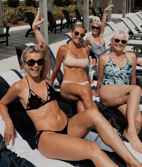 julianne-hough-sister-mum-bikini Julianne Hough Body, Julianne Hugh, Julianne Hough Dancing, Julianna Hough, Julianne Hough Style, Dancing With The Stars Pros, Julianne Hough Photo, Ballet Photos, Julianne Hough