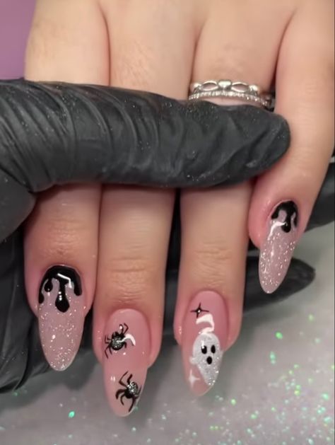 Mauve Halloween Nails, Hollowed Nail Ideas, Nails Halloween October 2023, Almond Acrylic Halloween Nails, Halloween Round Nails, Simple Spooky Nails Almond, Hawollen Nails, Cute Almond Halloween Nails, Almond Shaped Nails Halloween