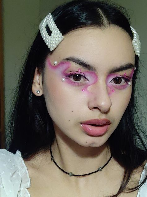 Wavy Eyeliner Makeup, Pastel Makeup Ideas, Psychadelic Make Up, Water Activated Eyeliner Looks, Swirl Eyeshadow, Pink Editorial Makeup, Scifi Makeup, New Jeans Makeup, Futuristic Makeup Looks