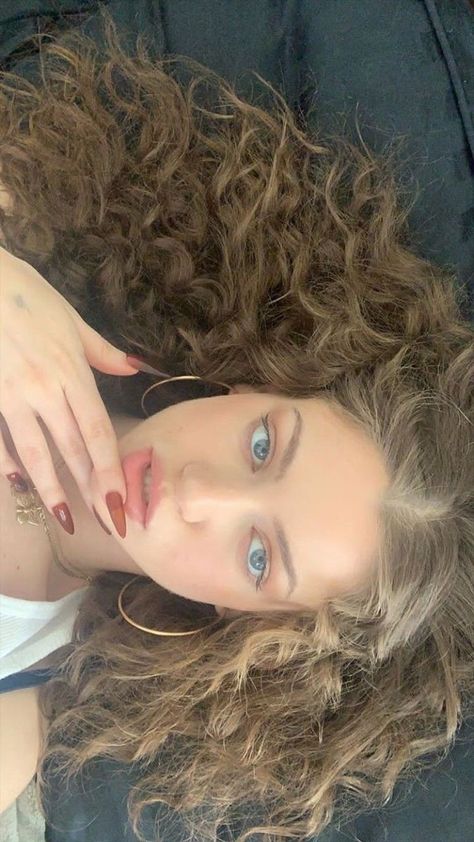 No Make Up Make Up Look, Dream Hair, Curly Girl, Long Curly, Aesthetic Hair, Pretty Face, Pretty Hairstyles, Wavy Hair, Hair Goals