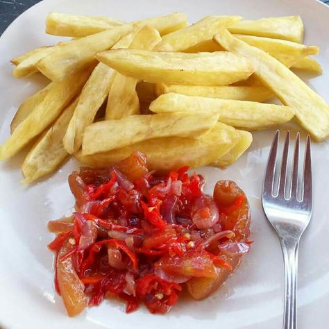 Nigerian Snack. Fried  Sweet Potato chips and peppered pomo (cow skin fried in pepper sauce) Fried Yam And Pepper Sauce, Nigerian Breakfast, Yam Chips, Nigerian Snacks, Fried Yam, Fried Sweet Potato, African Recipes Nigerian Food, Rabbit Breeds, African Recipes