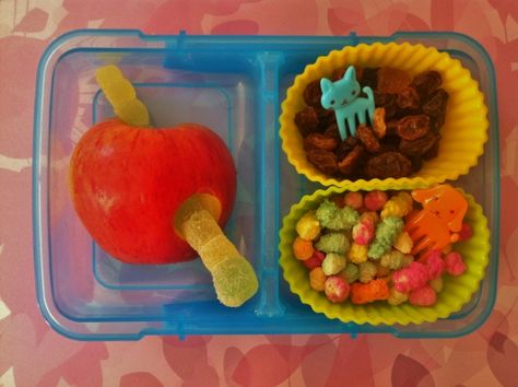 First Day of School Lunch Box - Dessert First Day Of School Lunch, Kindergarten Lunch, Kids Foods, Kids Packed Lunch, Preschool Lunch, Snack Lunch, Bento Ideas, Packed Lunch, Dessert Boxes