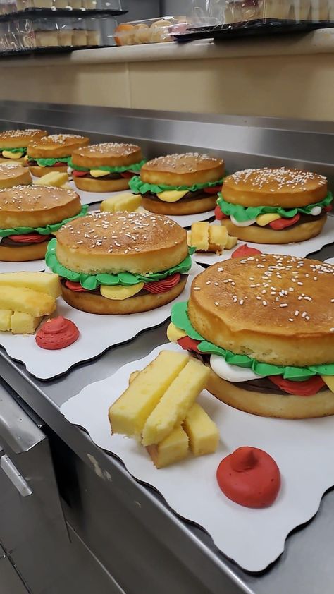 Food Shaped Cakes, Field Day Cake Ideas, Cake Ideas For Competition, Fun Cake Decorating Ideas Creative, Single Layer Round Cake Designs, Hamburger Birthday Cake, Bbq Theme Cake, Decorated Cookie Cake Ideas, Hamburger Cake Ideas