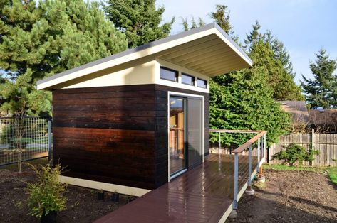 26 Stylish Shed Designs Outhouse Ideas, Flat Roof Shed, Shingles Roofing, Tin Roofing, Shed Roof Design, Roofing Styles, Installation Interactive, Roofing Colors, Roofing Design