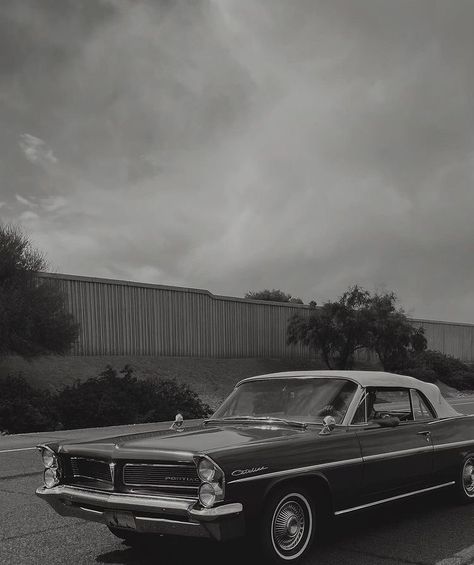 Caption Hay, Black Corvette, Black Cadillac, Vintage Corvette, Old Vintage Cars, Grey Car, Black And White Picture Wall, Old School Cars, Simple Pictures