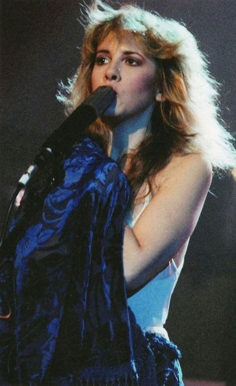 40 Candid Color Photographs Capture a Young and Beautiful Stevie Nicks on Stage in the 1970s and 1980s ~ vintage everyday Stephanie Lynn, Stevie Nicks Style, Ancient Queen, Stevie Nicks Fleetwood Mac, Colour Photograph, Fleetwood Mac, Stevie Nicks, Young And Beautiful, Debut Album