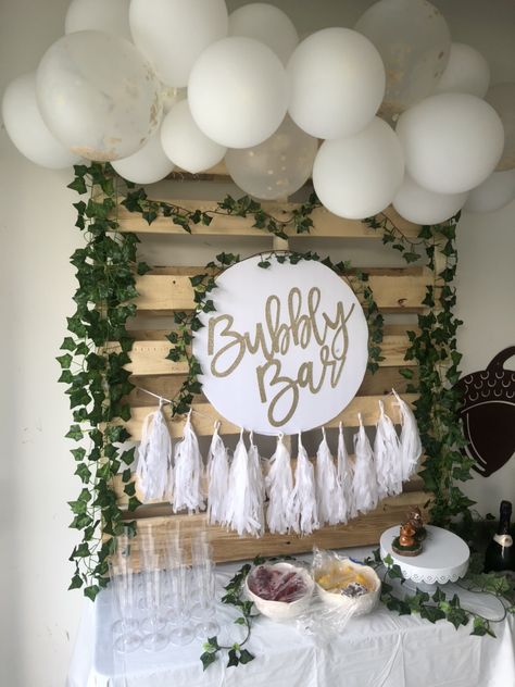 Birthday Pallet Ideas, Rustic Mimosa Bar, Bridal Shower Pallet Ideas, Baby Shower Pallet Ideas, Pallet Backdrop Baby Shower Ideas, Pallet Baby Shower Decor, Minimalistic Baby Shower Ideas, Housewarming Party Themes, Baby Shower Background