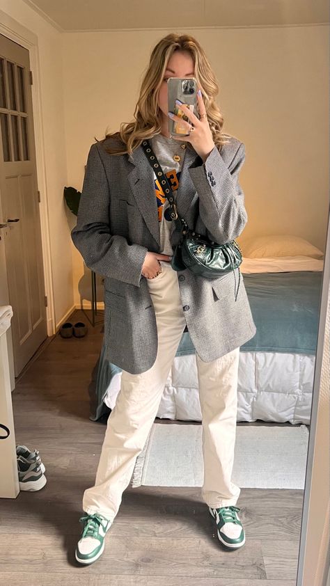 Balenciaga Style Outfits, City Bag Outfit, Oversized Blazer And Jeans, Balenciaga Outfit Women, Balenciaga City Bag Outfit, Balenciaga Bag Outfit, Balenciaga Outfit, Balenciaga Style, Girls Attire