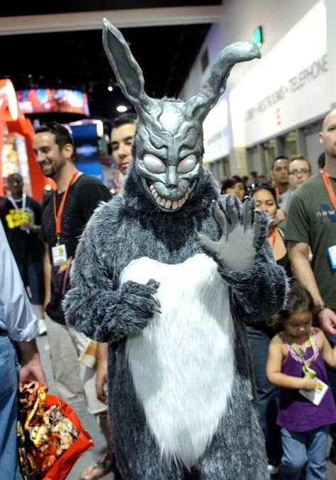 Frank - Donnie Darko Donnie Darko Cosplay, Frank Donnie Darko Costume, Donnie Darko Mask, Donnie Dark, Frank Donnie Darko, Donnie Darko Costume, Donnie Darko Movie, Smurf Village, Creepy Costumes