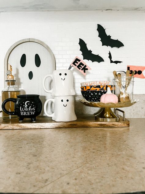 Halloween Cocoa Bar, Halloween Coffee Bar Decor, Halloween Hot Cocoa Bar, Halloween Coffee Bar Ideas, Coffee Bar Set Up, Halloween Hot Chocolate Bar, Halloween Coffee Station, Fall Coffee Bar Ideas, Spooky Coffee Bar