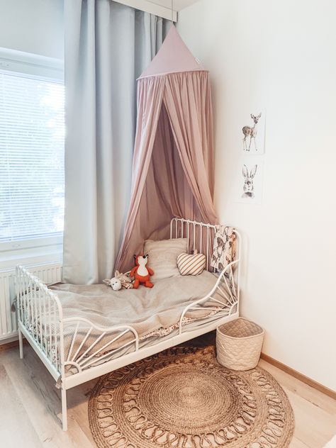 Sister Room Ideas Shared Bedrooms, Minnen Bed, Ikea Minnen Bed, Small Girls Bedrooms, Toddler Bed Girl, Cama Ikea, Shared Girls Room, Nordic Boho, Toddler Boy Room Decor