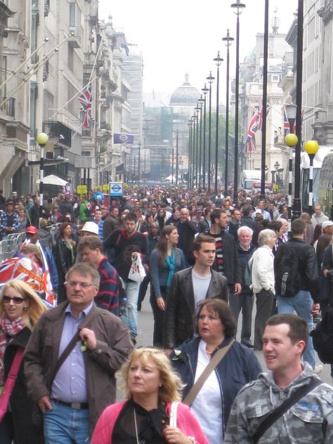 Crowded Street Drawing, Crowded People Aesthetic, Crowded Street Aesthetic, Crowd Aesthetic, Street Photography People, Crowd Of People, Bob Marley Art, People Crowd, A Level Art Sketchbook