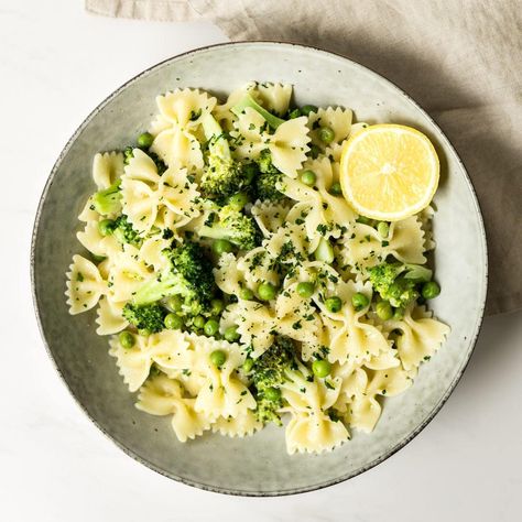 Ready in just 20 minutes, this bowtie pasta with broccoli, peas, lemon and garlic is the ultimate vegetarian weeknight dinner. Bow Tie Pasta Recipe, Pasta Vegetarian, Pasta With Broccoli, Lemon Garlic Pasta, Vegetable Casserole Recipes, Pasta With Peas, Bow Tie Pasta, Broccoli Pasta, Vegetable Casserole