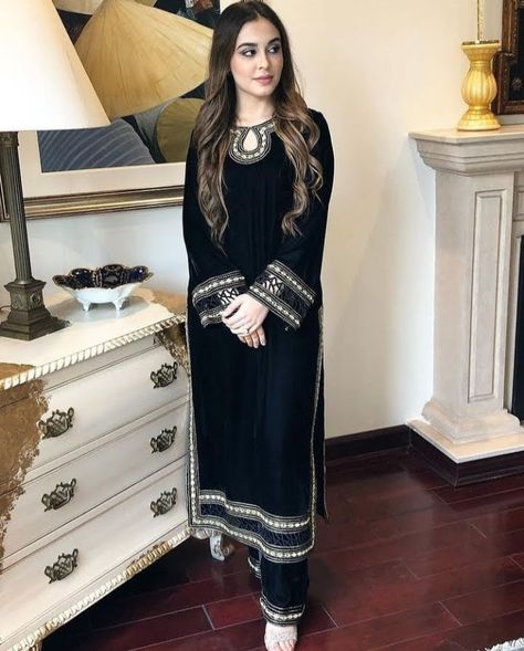 Velvet Pakistani Dress, Long Winter Dresses, Dress Design Pakistani, Cotton Suit Designs, Stylish Maxi Dress, Long Frock Designs, Velvet Dress Designs, Pakistani Style, Style Guru