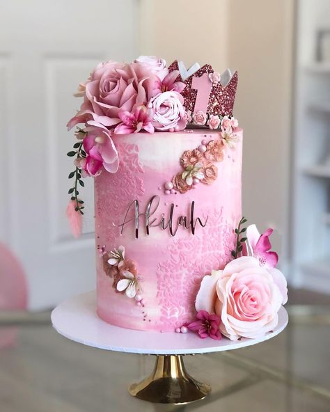 Amelia’s Cakes on Instagram: “This cake is fit for a princess am I right or am I right? Just look at that crown, it’s the most adorable thing I’ve put on a cake 🤩 . . .…” Blush Pink Birthday, 1st Birthday Crown, Birthday Cake With Flowers, Crown Party, Elegant Birthday Cakes, Girls Crown, Gateaux Cake, Beautiful Birthday Cakes, Glitter Birthday