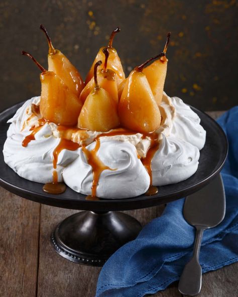 Pear Pavlova, Childhood Desserts, Classic Pavlova, Poached Pears Recipe, Dessert Photography, Pear Recipes, Poached Pears, Cake Photography, Food Photography Tips