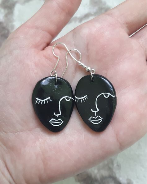 Polymer Keychain Ideas, Polymer Clay Keychains, Wood Jewelry Diy, Artsy Earrings, Fandom Jewelry, Homemade Earrings, Clay Keychain, Concrete Jewelry, Diy Earrings Polymer Clay