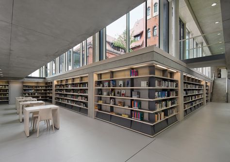 Bibliothek von Chestnutt Niess Architekten in Berlin / Schöne Bücherregale / BauNetz.de Skull Furniture, Building Lobby, Beautiful Bookshelf, Library Architecture, Arch Model, Space Interiors, Architecture Rendering, Library Design, Coffee Design