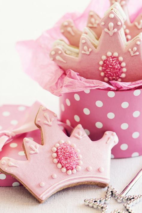 Gorgeous tiara cookie decorating idea. We love this design for a pink princess birthday party. Pink Princess Birthday Party, Pink Princess Birthday, Crown Cookies, Princess Crowns, Princess Cookies, Tout Rose, Princess Theme, Baby Shower Princess, Creative Cookies