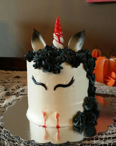 Vampire unicorn cake #vampireunicorn #vampirecake #unicorncake #littlegirlcake #yummydelicious #jennaroushcakes #happybirthday #birthdaycake Halloween Unicorn Cake, Birthday Cakes Halloween, Birthday Cake Halloween, Halloween Themed Cakes, Halloween Unicorn Costume, Cakes Unicorn, Beach Bakery, October Birthday Parties, Pineapple Cakes