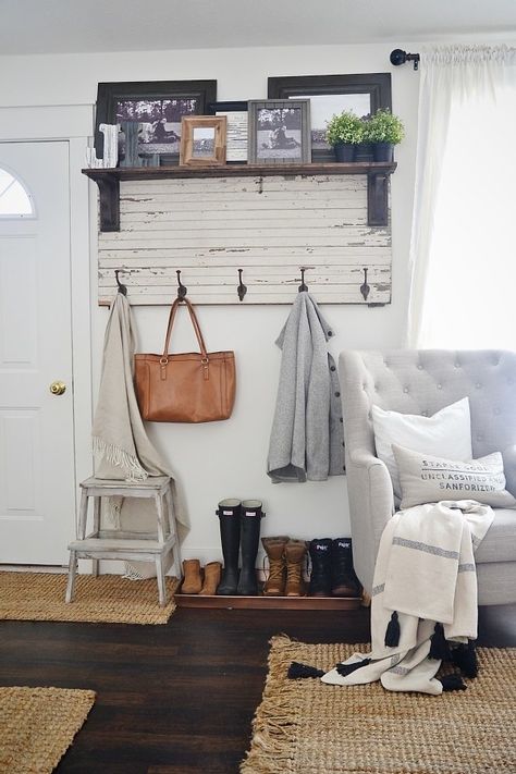 Carve out some space for a (pretty) mudroom with a rustic entryway coat rack and a few storage accessories to complete the nook. | 28 Simple Ways To Improve Your Home In 2017 Shabby Chic Entryway, Entryway Coat Rack, Liz Marie, Rustic Entryway, Decor Ikea, Foyer Decorating, Design Apartment, Easy Home Decor, Small Living Rooms