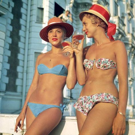 Oh So Lovely Vintage: Poolside beauties. Carlton Hotel Cannes, Slim Aaron, Slim Aarons Photography, Slim Aarons Prints, Riviera Fashion, Carlton Hotel, Palm Beach Style, Slim Aarons, Va Va Voom