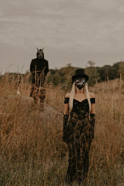 Halloween couple, couples shoot Halloween Wedding Picture Ideas, Vampire Couples Photoshoot, Couples Halloween Shoot, Couples Photoshoot Halloween, Fantasy Couple Halloween, Halloween Photoshoot Ideas Family, Skeleton Couple Photoshoot, Couples Halloween Photos, Creepy Halloween Photoshoot