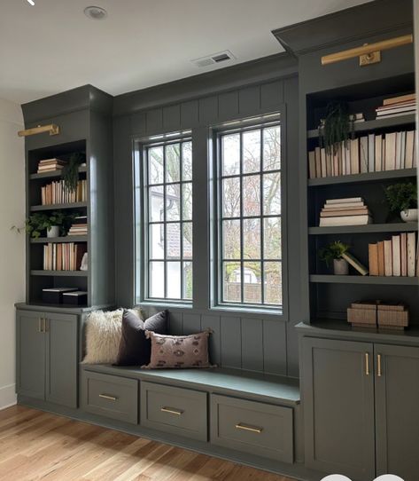 Cozy Home Library, Case In Pietra, Window Seat Design, Speak Easy, Built In Shelves Living Room, Entry Ideas, Modern Colonial, Ikea Bookshelves, Library Room