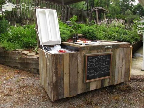 15 DIY’s to Recycle Old Refrigerators into Something Useful – HomeCrux Pallet Cooler, Bar En Plein Air, Diy Cooler, Old Refrigerator, Diy Outdoor Bar, Outdoor Cooler, Bar Sala, Bar Exterior, Bar Outdoor