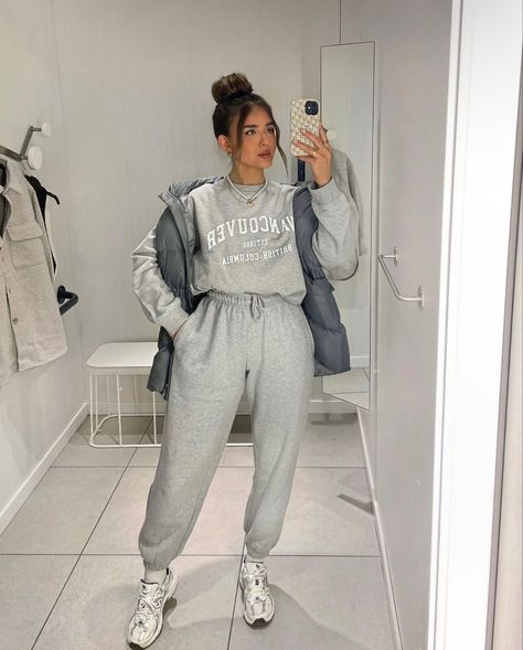 What To Wear With Grey Sweatpants, Grey Sweatpants Outfit, Gray Sweatpants Outfit, Sweatpants Outfit Ideas, Pinterest Marketing Manager, Sweatpants Outfits, Sweatpants Outfit, Joggers Outfit, Outfit Mujer