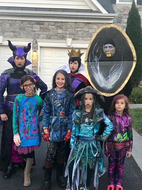 Family Disney Descendants Costumes Family Villain Costumes, Descendants Costumes Family, Descendants Halloween Costumes, Descendants Group Costume, Descendants Halloween Costumes Family, Descendants Cosplay, Dizzy Costume Descendants Diy, Evie Descendants Costume, Mal Descendants 2 Costume