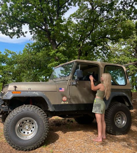 Vintage Jeep Aesthetic, Old Jeep Aesthetic, Jeep Interior Aesthetic, Brown Jeep, Old Jeep Wrangler, Country Cars, Jeep Wrangler 1995, Racer Outfit, Jeep Interior