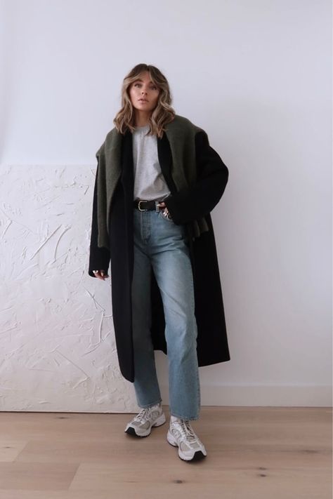 Minimal Winter Outfit, Chloe Hayward, Minimalist Winter Outfit, Corporate Girl, Closet Redo, Normcore Fashion, Spring 23, Vintage Outfit, Winter Outfit Inspiration