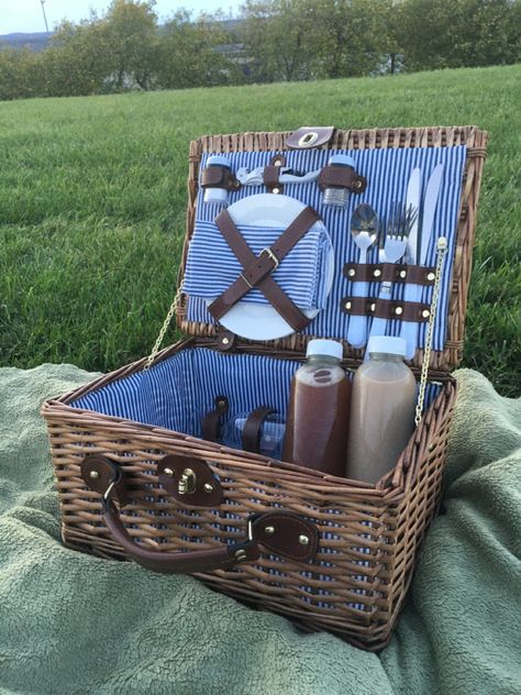 Retro Picnic, Picnic Basket Set, Picnic Sandwiches, Perspective Sketch, Picnic Inspiration, Picnic Hamper, Couple Activities, Picnic Date, Picnic Set